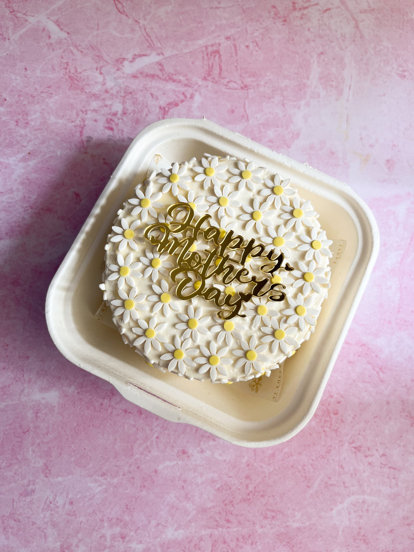 White fondant daisy Bento Cake