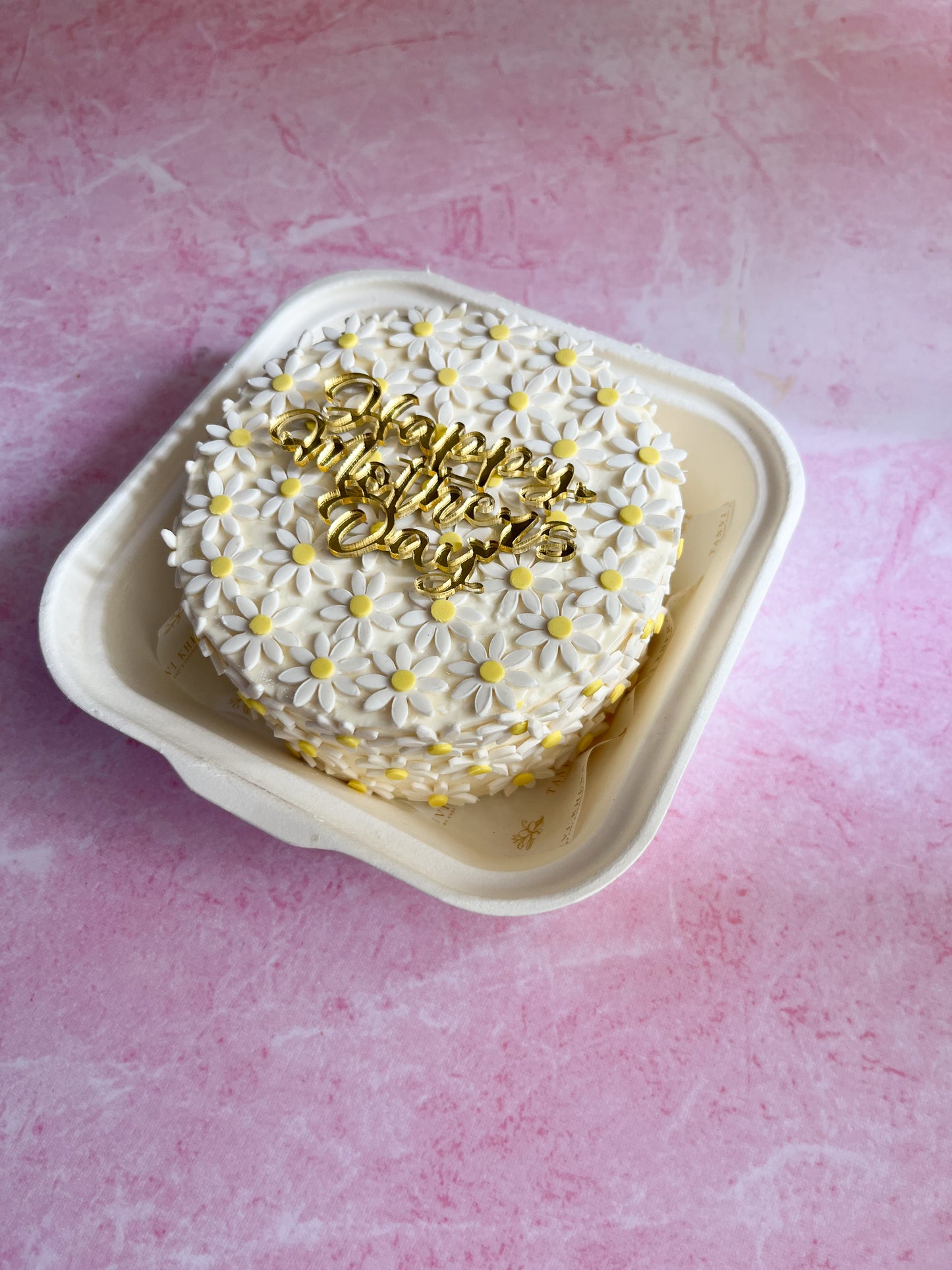 White fondant daisy Bento Cake