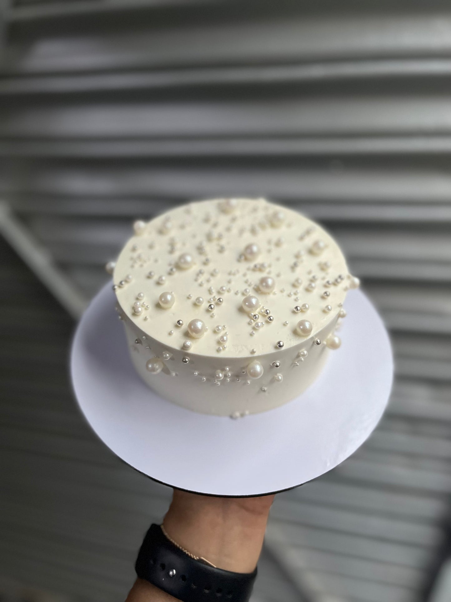 Simple chic cake with sprinkles