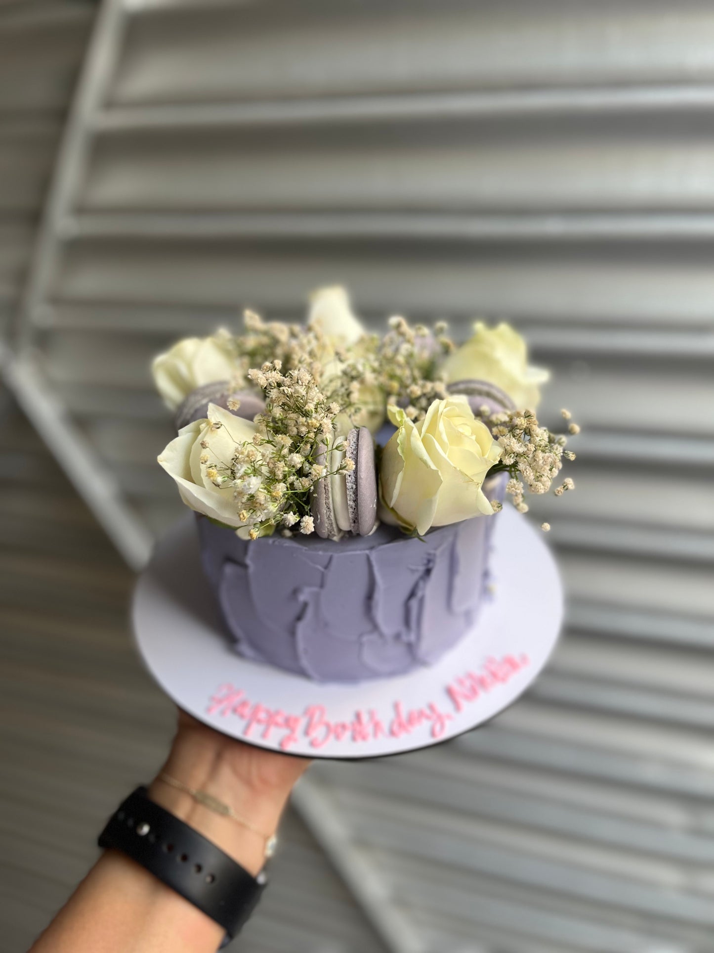 Lilac floral cake with Macarons