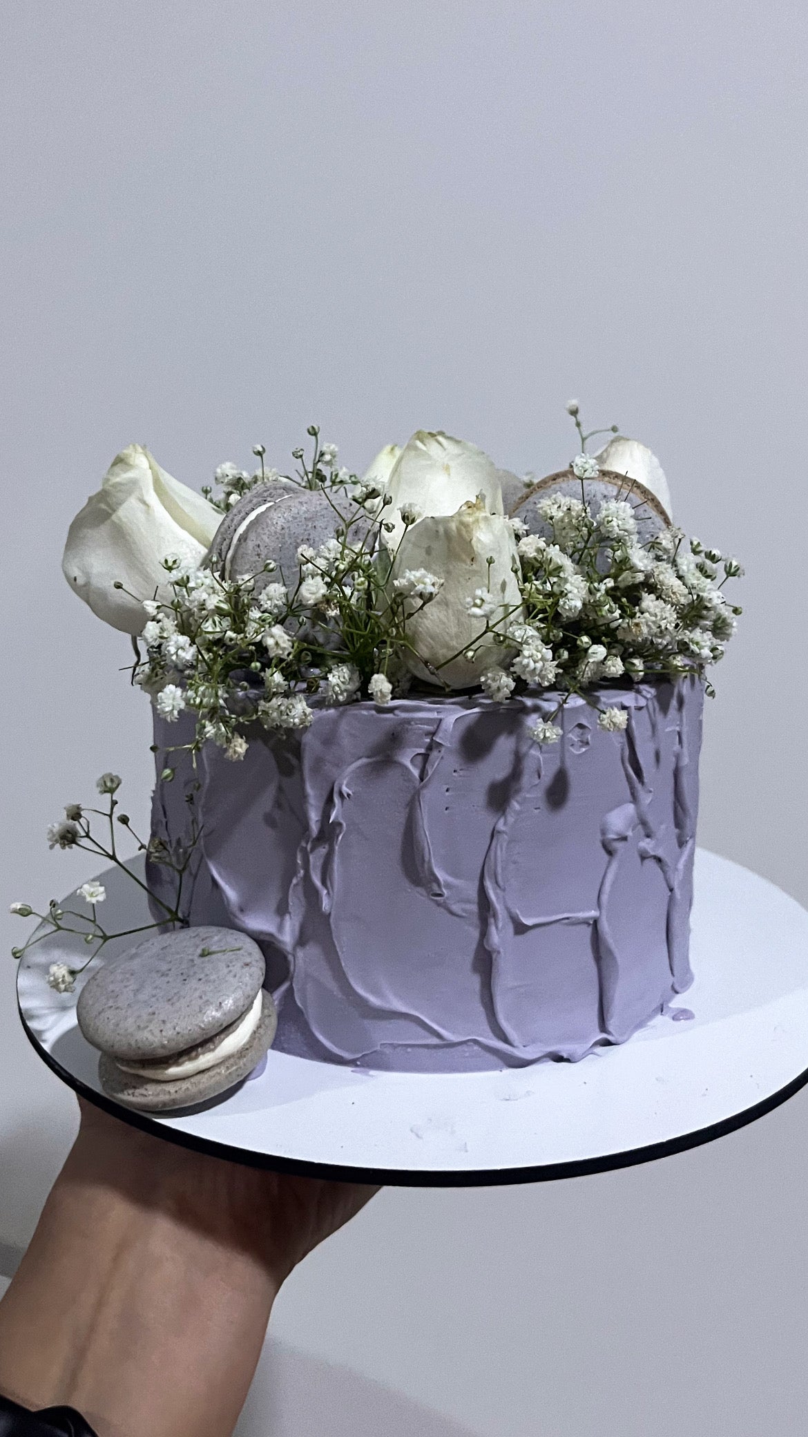 Lilac floral cake with Macarons