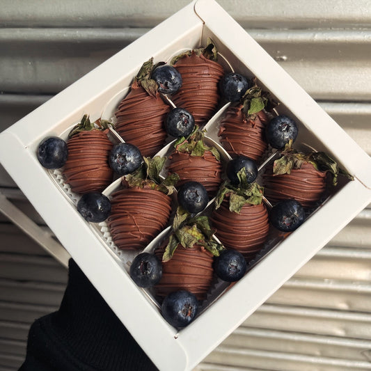 Belgian Milk Chocolate covered Mahabaleshwar Strawberry & Fresh Blueberry