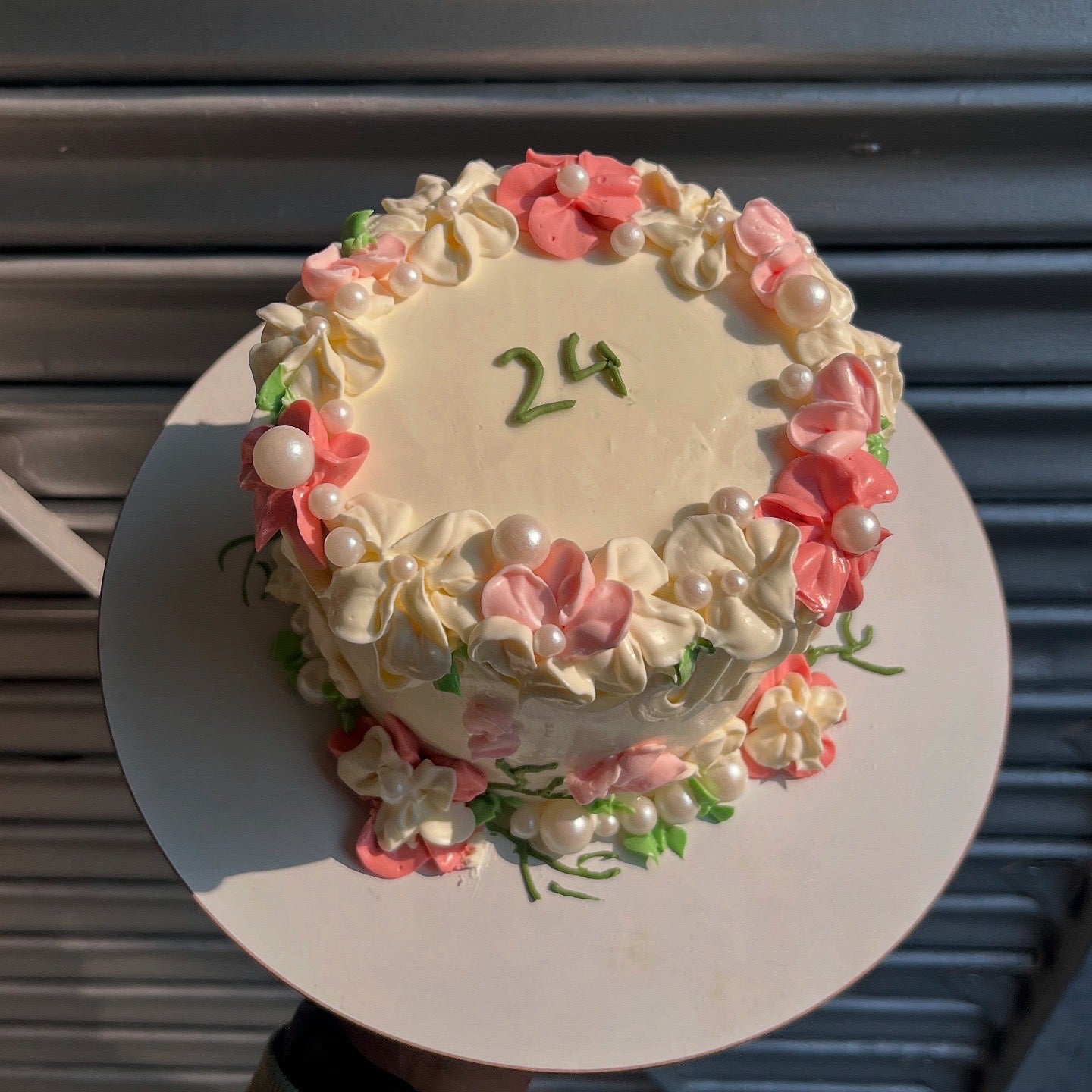 Floral buttercream garden with pearls