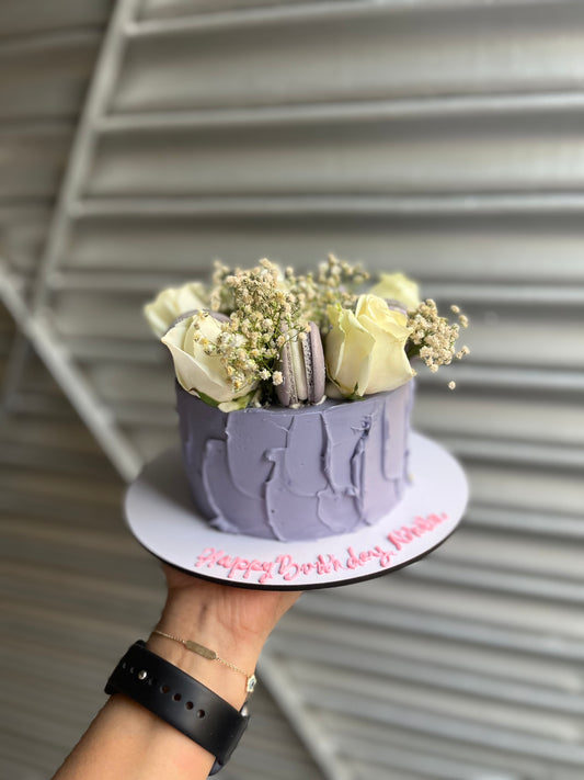 Lilac floral cake with Macarons