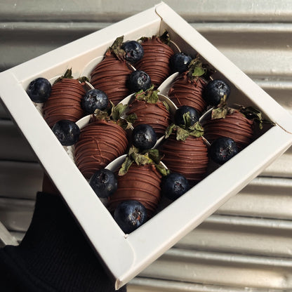 Belgian Milk Chocolate covered Mahabaleshwar Strawberry & Fresh Blueberry