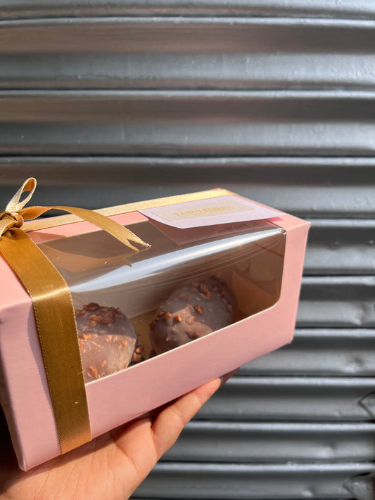 Pastry box of 2